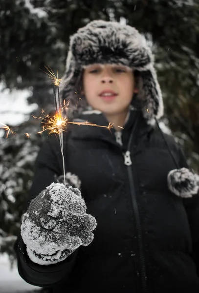 Enfant souriant avec fusée éclairante — Photo