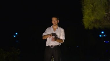 Adam kartları karıştırır