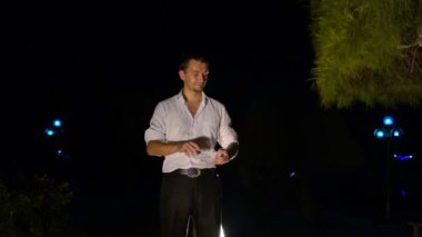 Adam kartları karıştırır