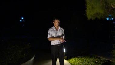 Adam kartları karıştırır