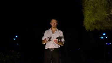 Adam kartları karıştırır