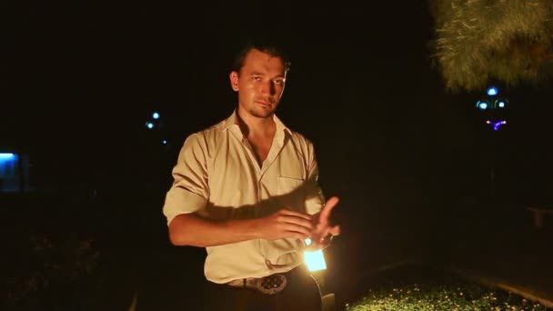 Зварювальник жонглювання з картами — стокове відео