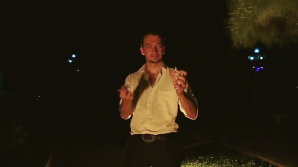 Tryllekunstner jonglering med kort – Stock-video