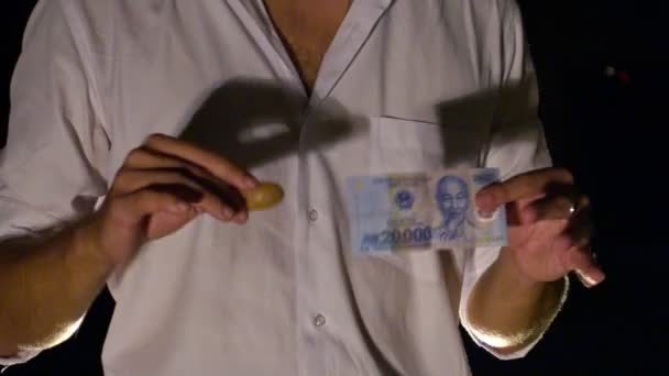 Hands roll up banknote for trick — Stock Video
