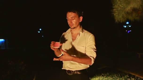 Фокусник жонглирует картами — стоковое видео