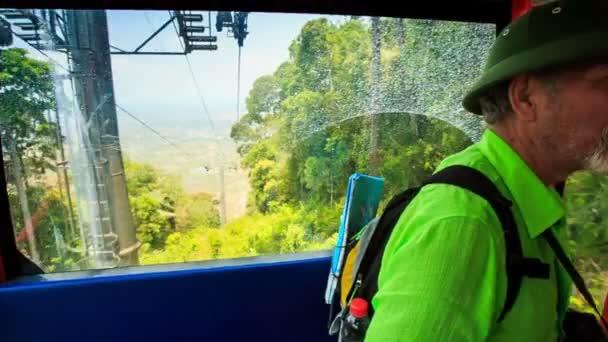 Turista hace foto — Vídeo de stock