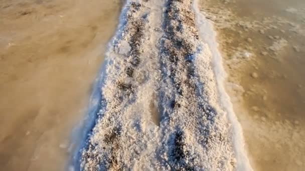 Långa vita salt heap road — Stockvideo