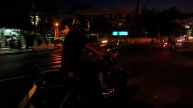 Adam hız üstünde motosiklet 