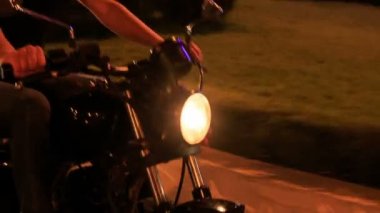 Motosiklet hızları asfalt yol boyunca 