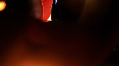 Parmakları Gitar telleri üzerinde çalıştırmak