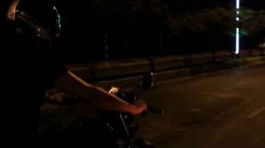 Adam hız üstünde motosiklet 