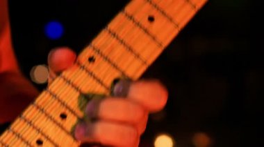 Parmakları Gitar telleri üzerinde çalıştırmak