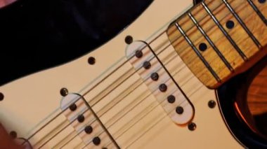 Parmakları Gitar telleri üzerinde çalıştırmak