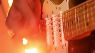 Parmakları Gitar telleri üzerinde çalıştırmak