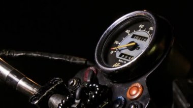 el motosiklet motoru üzerinde geçer