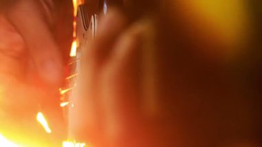 Parmakları Gitar telleri üzerinde çalıştırmak