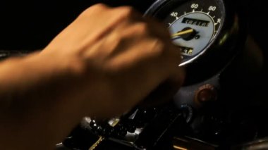 el motosiklet motoru üzerinde geçer 