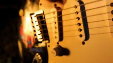 Parmakları Gitar telleri üzerinde çalıştırmak