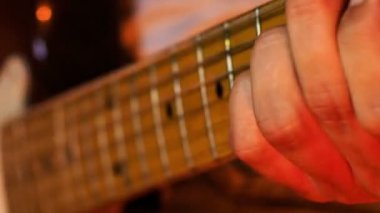 Parmakları Gitar telleri üzerinde çalıştırmak