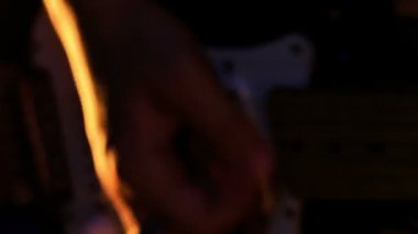 Parmakları Gitar telleri üzerinde çalıştırmak