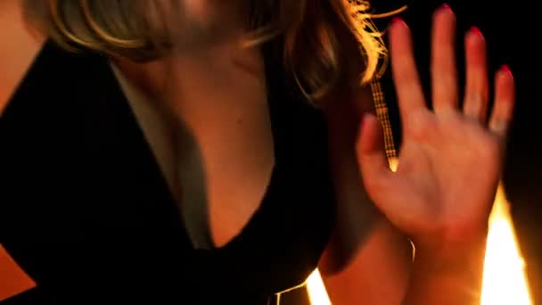 Ragazza in abito da cocktail — Video Stock