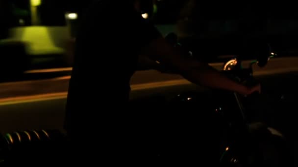 Чоловік швидкості на мотоциклі — стокове відео