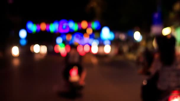Skuter ruchu wzdłuż ulicy podświetlane — Wideo stockowe