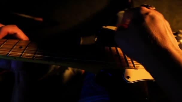 Пальці збігати гітарні струни — стокове відео