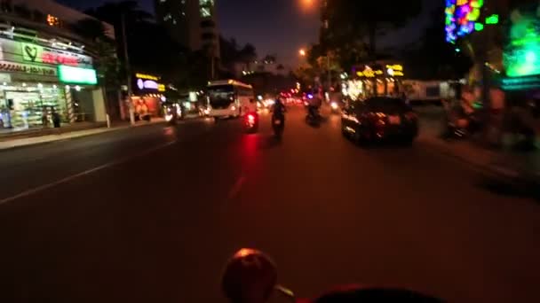 Adam hız üstünde motosiklet — Stok video