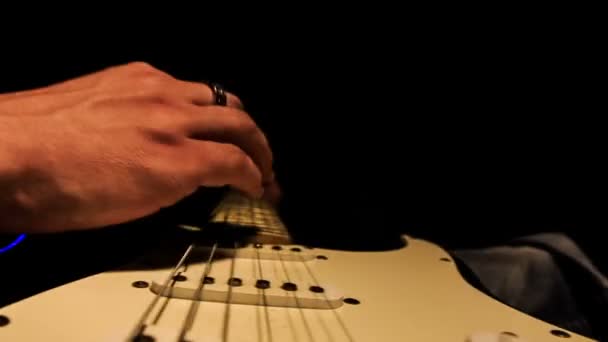 Dedos atropellan cuerdas de guitarra — Vídeo de stock