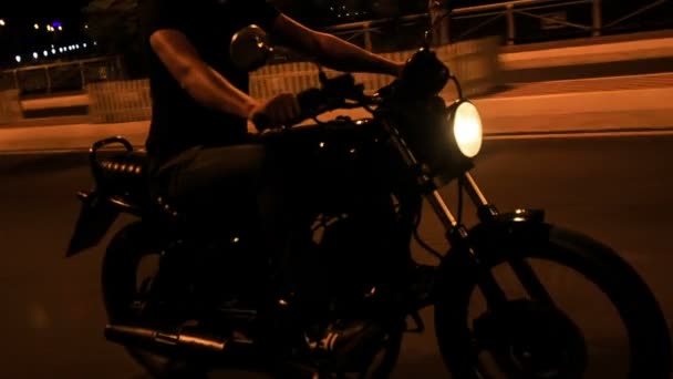 Ο τύπος στο κράνος βόλτες με μοτοσικλέτα — Αρχείο Βίντεο