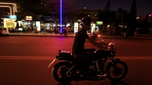 Velocidades de homem na motocicleta — Vídeo de Stock