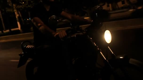 Man rider motorcykel — Stockvideo