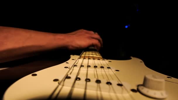 Dedos atropelados cordas de guitarra — Vídeo de Stock
