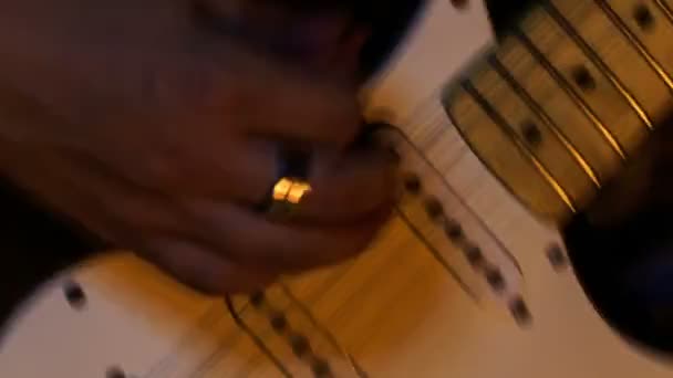 Le dita passano sopra le corde della chitarra — Video Stock