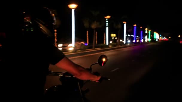 Velocidades de homem na motocicleta — Vídeo de Stock