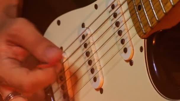 Пальцы бегут по гитарным струнам — стоковое видео