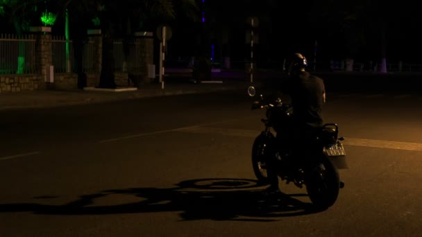 Парень в шлеме ездит на мотоцикле — стоковое видео