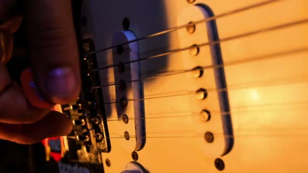 Prsty přejet kytarové struny — Stock video