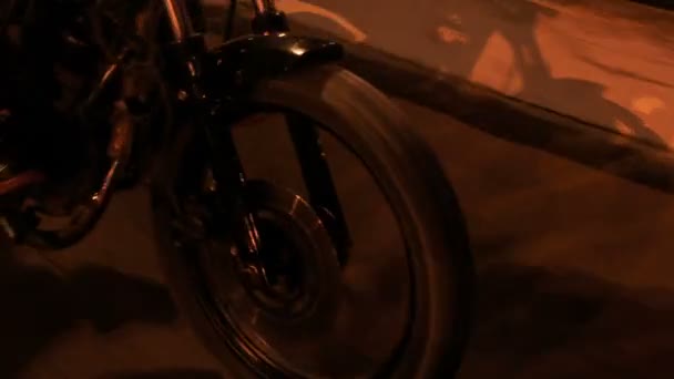 Motorfiets snelheden op asfaltweg — Stockvideo