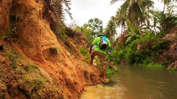 Hombre mayor en Vietnam — Vídeo de stock