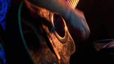 akustik gitar gitarist çalar