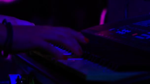 Vrouw speelt elektrische piano — Stockvideo