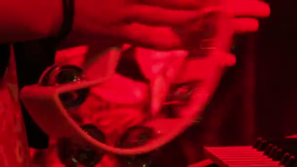 女人玩手鼓 — 图库视频影像
