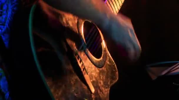 Guitarrista toca la guitarra acústica — Vídeo de stock