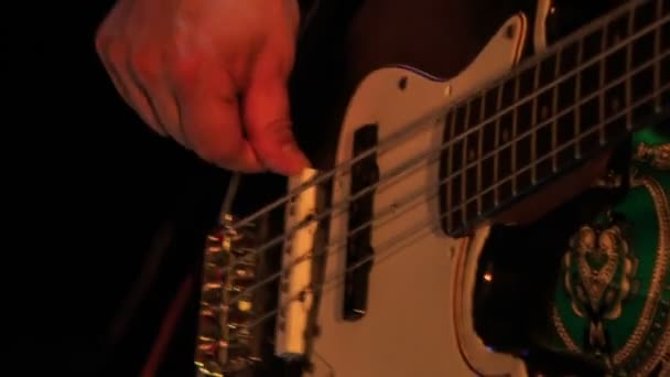 Гитарист играет на электрогитаре — стоковое видео