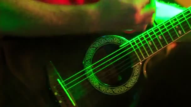 Guitarrista toca guitarra acústica — Vídeo de Stock