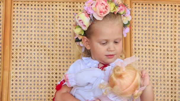 Girl in artificial flowers wreath — Stock Video