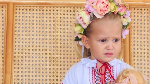 Girl in artificial flowers wreath — Stock Video