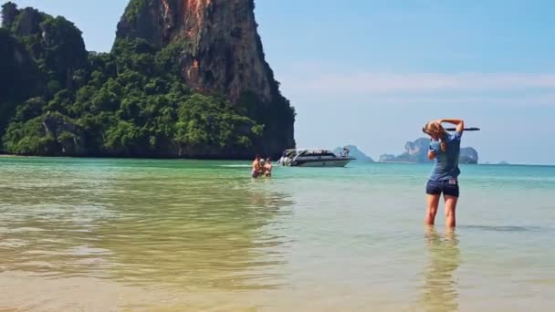 얕은 바다 거품 파도 사진에서 서 있는 여자 — 비디오